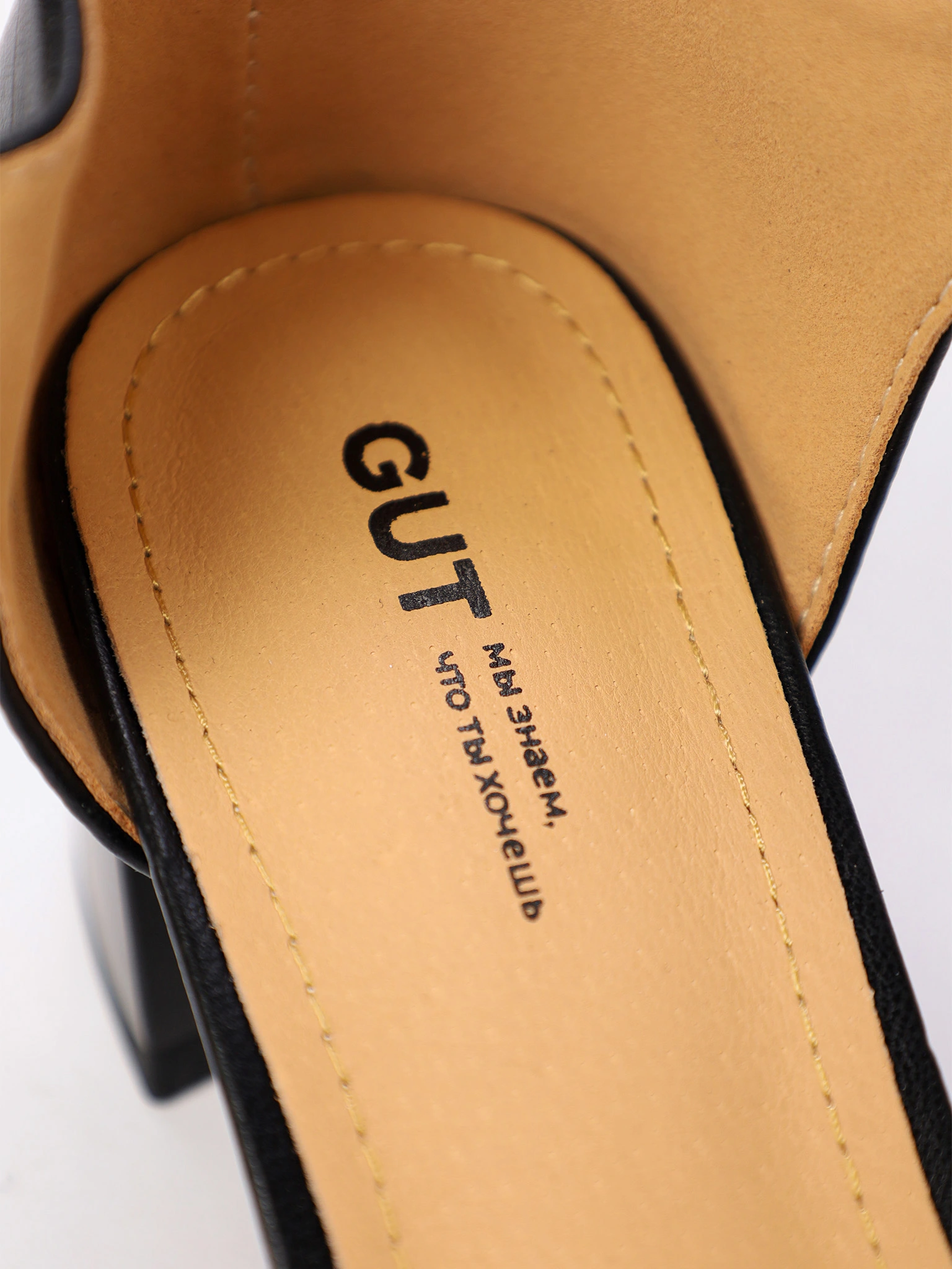 Туфли черного цвета  с ремешком на высоком каблуке